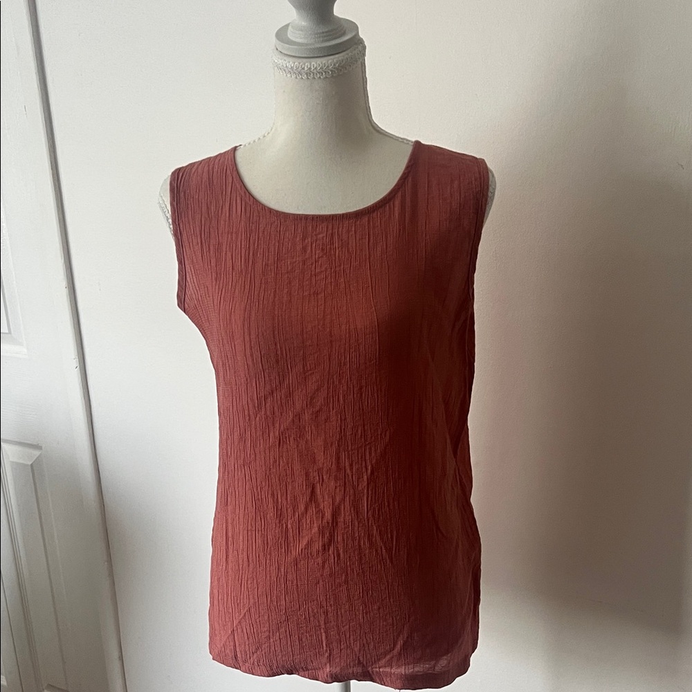 Women's Sleeveless Scoop Neck Tank in Rust